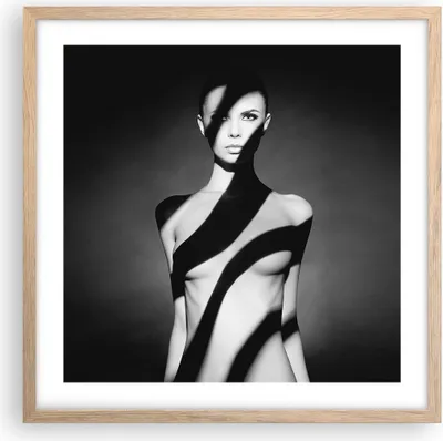 Produktbild von Gerahmtes Poster - Rahmen in heller Eiche - Nackt Frau Fotografie - 50x50 cm - Wand Bild - Wanddeko - Wandbilder - Wandposter - Bilderrahmen - Bilder - Kunstdruck - Wandbild - P2NAC50x50-4221