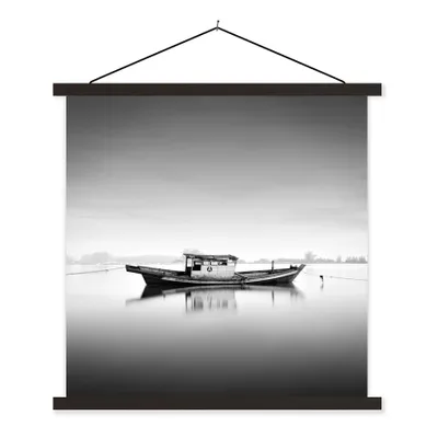 Produktbild von MuchoWow® Textilposter Verlassenes Boot im Wasser schwarz und weiß 60x60 cm mit schwarzem Rahmen - Posteraufhänger