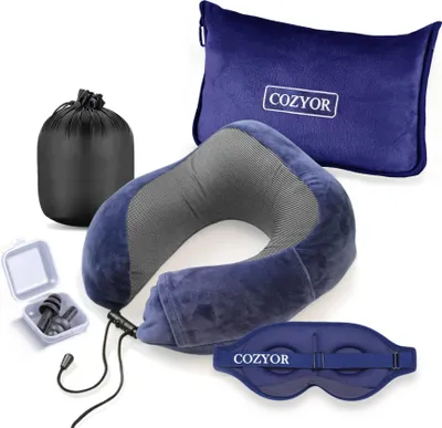 Produktbild von Cozyor Reiseset 4-teilig: Nackenkissen + Schlafmaske + Reisekissen & Reisedecke 2 in 1 + Ohrstöpsel, mit Rucksack-Clip & Kofferbefestigung, 100% Polyester für Flugzeug leicht, Kinder & Erwachsene