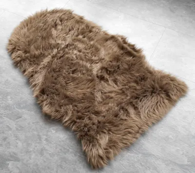 Produktbild von Schaffell Schaffellimitat Format Fell Teppich Imitat Kunstfell Auflage Bettvorleger Schaf Lamm ca. 60x90 cm Farbe: Schoko