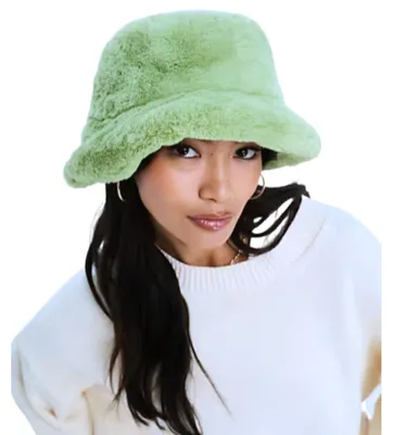 Image de Casquette bucket pour femme de ASOS, en Fourrure artificielle, modèle hiver, taille M/L
