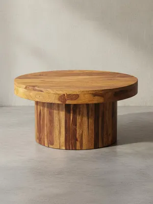 Runder Couchtisch (60x30 cm) aus massivem Sheesham-Holz mit Säulenfuß, freigestellt vor weißem Hintergrund, zeigt seine robuste und organische Form._#sku_SAFWL5.963#