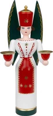 Ein traditionell gestalteter Holzengel mit roten und goldenen Details hält in beiden Händen Kerzenhalter und trägt ein rotes Kleid mit goldenen Sternen sowie grüne Flügel