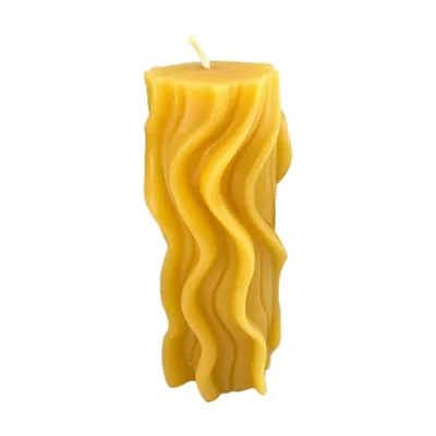 Zdjęcie produktu dla Świeca z wosku pszczelego, w kształcie stożka, falowana, szerokość 14 cm – wosk pszczeli, bez dodatku parafiny