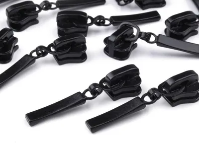 Nahaufnahme von Metall-Zipper Schieber 5mm mit Autolock in Schwarz für Kunststoffreißverschluss.