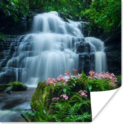 Produktbild von MuchoWow® Poster Ein schöner Wasserfall inmitten der dichten Vegetation des Phu Hin Rong Kla-Nationalparks. 100x100 cm - Babyzimmer