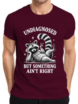 Productafbeelding van Undiagnosed But Something Ain't Right - Wasbeer - "Trash Panda" - Ironisch heren T-shirt, bordeauxrood, maat L