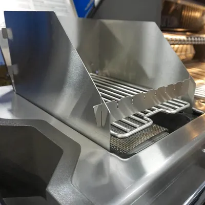 Produktbild von Windschutz für Napoleon und Broil King 800 Grad Seitenkocher | Sizzle Zone (groß) mit Spießauflage