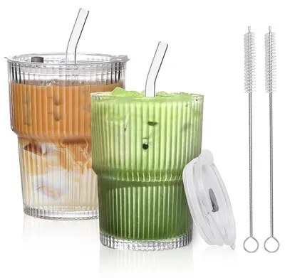 Produktbild von Geriffelte Glasbecher mit Deckel und Strohhalm - 400ml Fassungsvermögen - Luftdichtes Design für Eiskaffee Smoothie Saft Wasser Tee Milch - 2 Stück