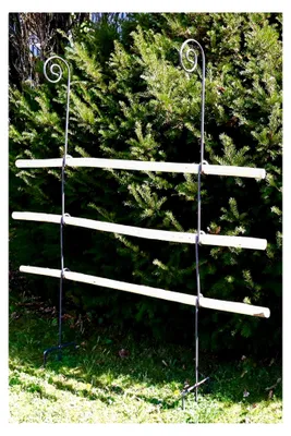 Produktbild von Rankgitter aus Holz und Metall – stabile, freistehende Dekoration für den Garten in Naturrost für Kletterpflanzen wie Rosen und Himbeeren, Höhe 170 cm