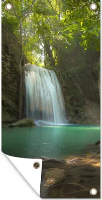 Produktbild von MuchoWow® 80x160 cm Outdoor-Poster Gartendeko Sichtschutz Garten Poster für den Garten  Ein tropischer Baum im Erawan-Nationalpark in Thailand