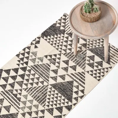 Produktbild von HOMESCAPES Baumwoll-Teppich Delphi mit geometrischem Muster in Schwarz-Weiß, 66 x 200 cm