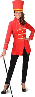 Damenkostüm Zirkusjacke in Rot mit goldenen Knöpfen und Verzierungen, kombiniert mit schwarzer Hose, High Heels und Zylinderhut – elegantes Zirkus- oder Garde-Outfit.