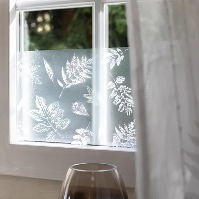 Produktbild von Statisch Fensterbordüre 20x150 cm – Blätter - Fensterfolie statisch haftend ohne Kleber für einfache Montage - Fensterbilder für Fenster und Glasflächen - Fensterdeko wiederverwendbar
