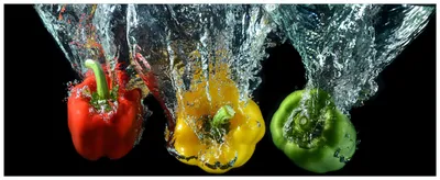 Produktbild von Wallario Wandbild aus Acryl, 200 x 80 cm, freischwebende Optik - Paprika-Mix - frische Paprika in rot, gelb und grün im Wasser