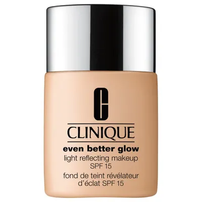 Image de Clinique Even Better Glow Fond de teint réflecteur de lumière SPF15