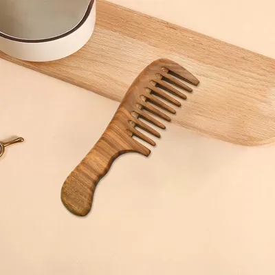 Produktbild von Hölzerne Kamm mit breiten Zähnen für Locken - Grünes Sandelholz, antistatisch
