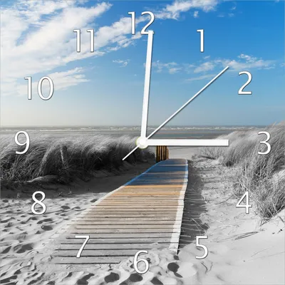 Produktbild von Wallario Design Wanduhr Auf dem Holzweg zum Strand in schwarz-weiß Optik aus Echtglas, Größe 30 x 30 cm
