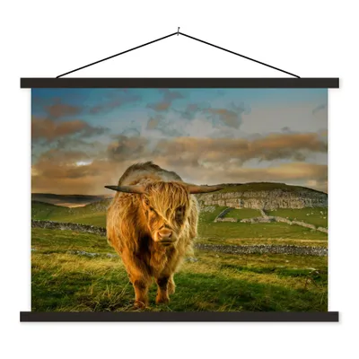 Produktbild von MuchoWow® Textilposter Schottischer Highlander - Gras - Berg 40x30 cm mit schwarzem Rahmen - Dekorationen