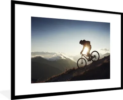 Produktbild von MuchoWow® Gerahmtes Poster Radfahren vom Berg mit dem Mountainbike 90x60 cm - Poster mit Schwarzem Bilderrahmen Wandposter Rahmen Foto Bilder - Wanddekoration - Fotos