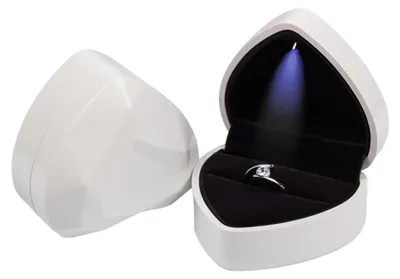 Produktbild von Samtbox Ringbox Schmuckschatulle Herzform - Mit LED-Licht - 70 x 65 x 45 mm - Weiß