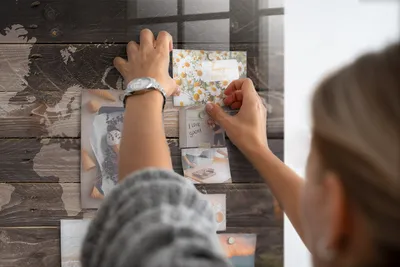 Produktbild von Magnetisch Tafel Magnettafel - Magnetpinnwand Memoboard - Notiztafel verschiedenen Designs - 90x60 cm - Weltkarte auf Holz