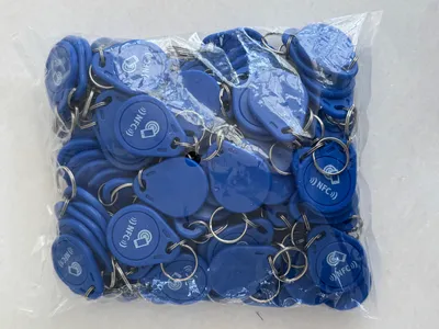 Produktbild von 100 Stk. NFC-NTag216 als Schlüsselanhänger in der Farbe blau mit Hinweiss NFC-Logo 888byte Netto