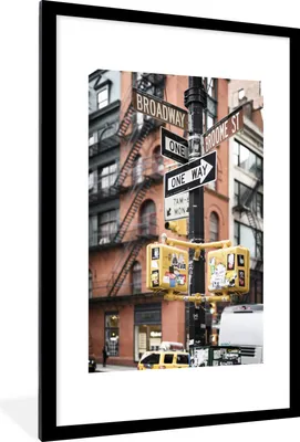 Produktbild von MuchoWow® MuchoWow® Gerahmtes Poster Straßenschilder in New York 60x90 cm - Poster mit zchwarzem Bilderrahmen - Dekoration - Wandposter Wohnzimmer - Hochwertig
