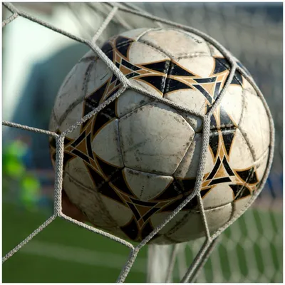Produktbild von Wallario Memoboard Magnettafel aus Glas, Größe 50 x 50 cm, Motiv Fußball - Ball im Tor - Bolzplatz