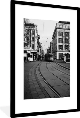 Produktbild von MuchoWow® Gerahmtes Poster Amsterdamer Straßenbahn - schwarz und weiß 60x90 cm - Poster mit Schwarzem Bilderrahmen Wandposter Rahmen Foto Bilder - Dekoration - Wandposter Wohnzimmer - Hochwertig
