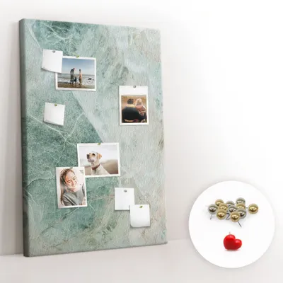 Imagen del producto de Tablero de corcho con chinchetas – Tablero con chinchetas para fotografías y notas – 80x120 cm – 100 chinchetas metálicas – Acabado en mármol
