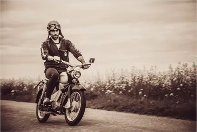 Produktbild von Wallario selbstklebendes Poster - Simson Fahrer in der DDR in Sepiafarben, Größe: 100 x 150 cm