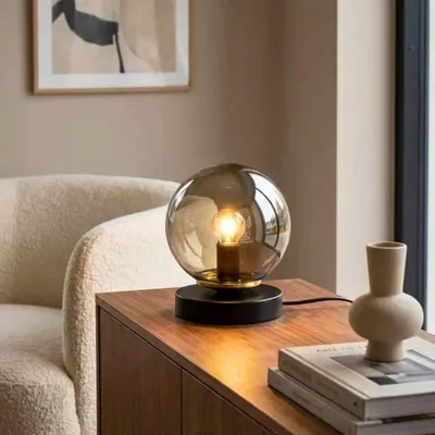 Produktbild von Opviq, Moderne Tischlampe mit Metallkörper und Glasabdeckung, 15 x 15 x 18 cm, Fume-Farbe, IP20, E14 Fassung, 150 cm Kabel mit Schalter | Stilvolles Design für jeden Raum.
