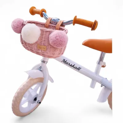 Zdjęcie produktu dla WikliBOX - Wiklinowy koszyk na rower biegowy różowy na paski dla dziecka Dumpy MINI z pomponami 22x16xH12 cm