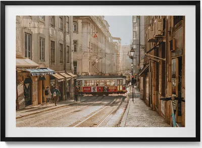 Produktbild von Blick auf Lissabon und Straßenbahn– Wandbild mit Rahmen – Gerahmtes Bild  – Wanddekoration – 100x70 cm –  Schwarz Rahmen