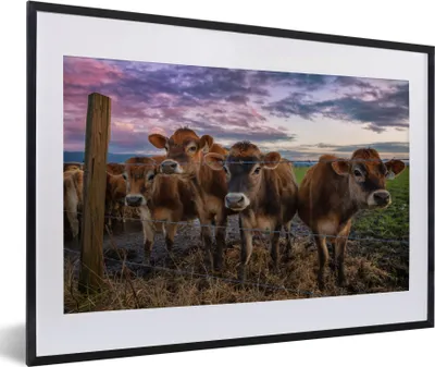 Produktbild von MuchoWow® MuchoWow® Gerahmtes Poster Kuh - Zaun - Himmel 60x40 cm - Poster mit zchwarzem Bilderrahmen - Schlafzimmer - Plakat in Rahmen - Drucken