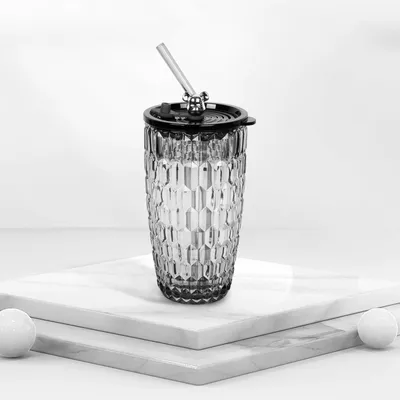 Produktbild von Wiederverwendbarer Glasbecher mit Strohhalm und Deckel (18oz)