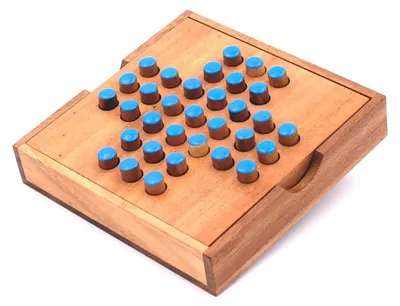Solitaire aus Holz mit blauen Stecksteinen im Raster, schräg von oben fotografiert, integrierte Aufbewahrungsbox.