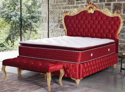 Produktbild von Casa Padrino Barock Doppelbett Rot / Gold - Prunkvolles Samt Bett mit Matratze - Schlafzimmer Set im Barockstil - Schlafzimmermöbel