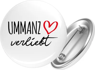 Produktbild von Huuraa Button Ummanz verliebt 59mm rund mit Sicherheitsnadel Ansteckbutton Geschenkidee