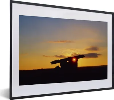 Produktbild von MuchoWow® MuchoWow® Gerahmtes Poster Ein Sonnenuntergang an einem Dolmen 40x30 cm - Poster mit zchwarzem Bilderrahmen - Bilderrahmen - Poster im Rahmen
