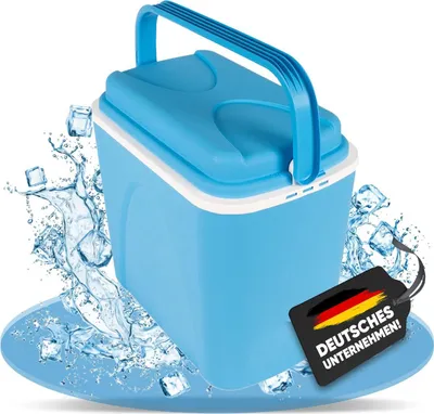 A blue cooler box with ice cubes and water splashes around it, and a tag with the German flag and text.