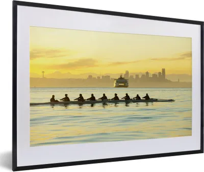 Produktbild von MuchoWow® Gerahmtes Poster Eine Gruppe von Ruderern in der Bucht 60x40 cm - Poster mit Schwarzem Bilderrahmen Wandposter Rahmen Foto Bilder - Schlafzimmer - Plakat in Rahmen - Drucken