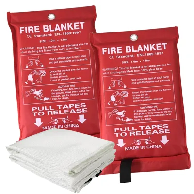 Image de Couverture anti-feu d'urgence pour la maison et la cuisine, 99 x 99 cm. Cette couverture anti-feu permet de maîtriser les flammes en recouvrant la source du feu et en isolant l'air. Fabriquée en fibre de verre, elle est idéale pour la sécurité domestique