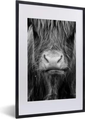 Produktbild von MuchoWow® Gerahmtes Poster Schottischer Highlander - Kuh - Schwarz - Weiß - Tiere 40x60 cm - Poster mit Schwarzem Bilderrahmen Wandposter Rahmen Foto Bilder - Poster in Rahmen
