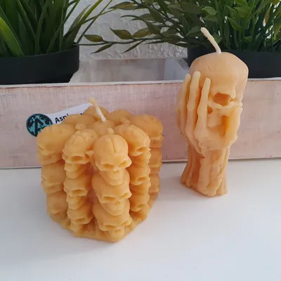 Produktbild von Bienenwachskerzen Totenkopf Kerzen 2er Set 6 und 10 cm – Würfel und Hand Schädel
