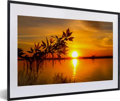 Produktbild von MuchoWow® Gerahmtes Poster Sonnenuntergang - Wasser - Pflanzen - Orange 60x40 cm - Poster mit Schwarzem Bilderrahmen Wandposter Rahmen Foto Bilder - Schlafzimmer - Plakat in Rahmen - Drucken