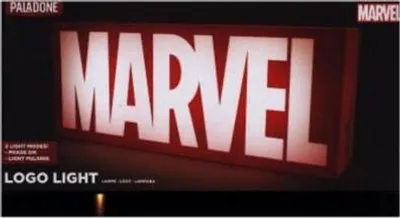 Produktbild von Paladone Marvel Logo Dekolampe V3, Tisch-/Wandlampe, Kunststoff, Rot-Weiß, ca. 30x7x14 cm, 2 Leuchtmodi (pulsierend, konstant), USB- & Batteriebetrieb, Offiziell lizenziert