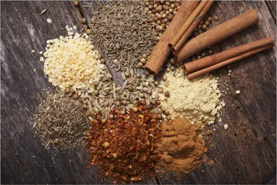Produktbild von Wallario Poster - Aromatische trockene Gewürze in der Küche, Kunstdruck Größe: 100 x 150 cm