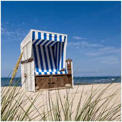 Produktbild von Wallario Premium Glasbild, freischwebende Optik, kräftige Farben, Größe 30 x 30 cm Motiv Strandkorb